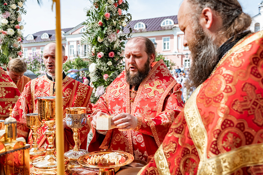 Божественная литургия во Введенском Владычнем монастыре города Серпухова